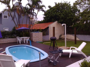 Bombinhas Mariscal - Chalé de Paris com piscina 8 Pax - Cod 1003